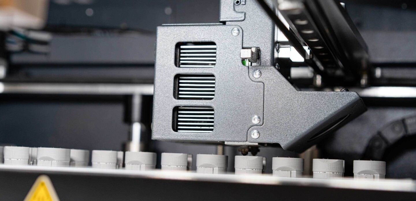 การผลิตแบบเติมเนื้อวัสดุคืออะไร? การทำความเข้าใจเทคโนโลยีและผลกระทบ