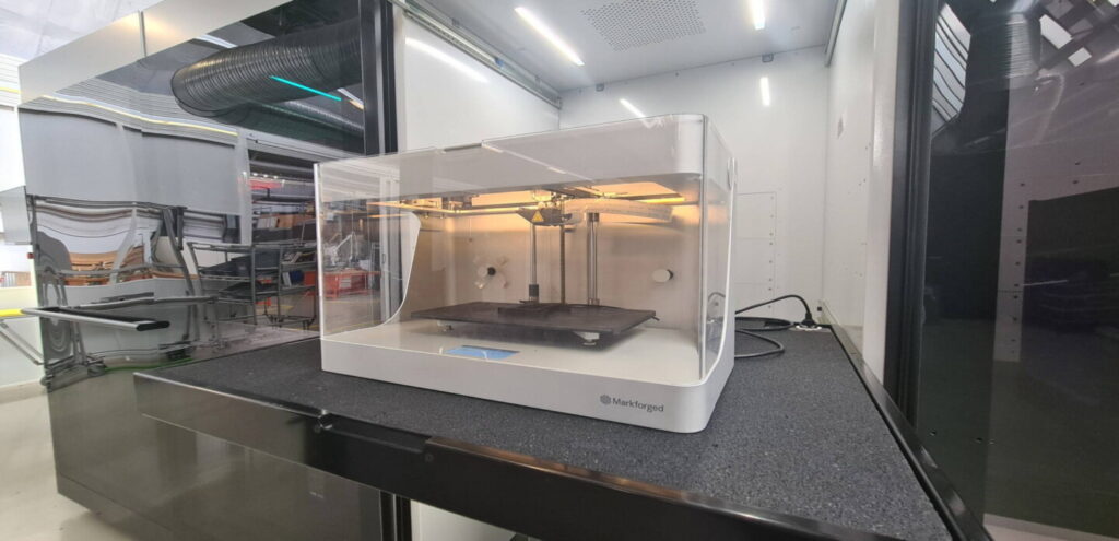 Handddle ร่วมมือกับ Markforged เพื่อปรับใช้โซลูชันที่พร้อมใช้จากโรงงาน ทำให้สามารถกำหนดมาตรฐานและตรวจสอบกระบวนการได้